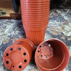 20 4 INCH CLAY COLORED PLASTIC FLOWER POTS    BRAND NEW